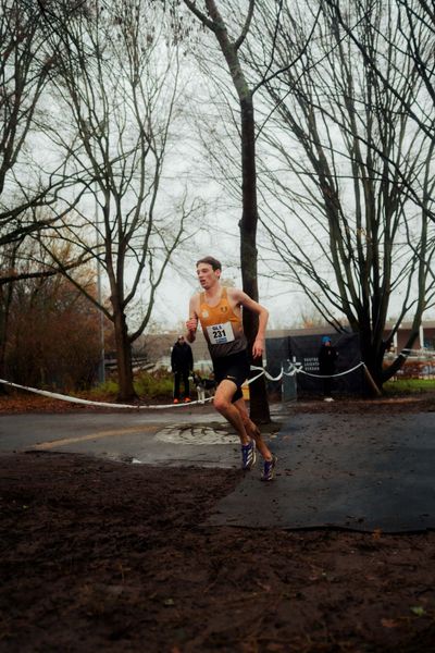 Nick Jäger (LSC Höchstadt/Aisch) im Lauf L10 - Männer, U23 Langstrecke bei den Deutschen Meisterschaften im Crosslauf auf dem Sportgelände Bürgerpark Nord am 30.11.2025 in Darmstadt