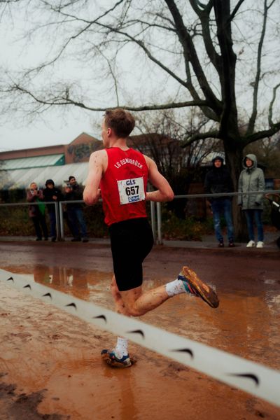 Linus Vennemann (LG Osnabrück) im Lauf L10 - Männer, U23 Langstrecke bei den Deutschen Meisterschaften im Crosslauf auf dem Sportgelände Bürgerpark Nord am 30.11.2025 in Darmstadt