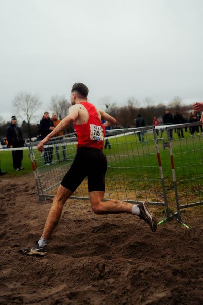 Max Nores (TSV Bayer 04 Leverkusen) im Lauf L10 - Männer, U23 Langstrecke bei den Deutschen Meisterschaften im Crosslauf auf dem Sportgelände Bürgerpark Nord am 30.11.2025 in Darmstadt