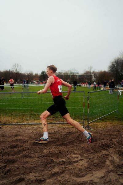 Linus Vennemann (LG Osnabrück) im Lauf L10 - Männer, U23 Langstrecke bei den Deutschen Meisterschaften im Crosslauf auf dem Sportgelände Bürgerpark Nord am 30.11.2025 in Darmstadt