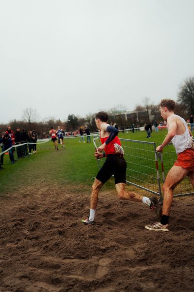 Jonas Humke (TSV Bayer 04 Leverkusen), Felix Nadeborn (Turnerbund Hamburg Eilbeck) im Lauf L10 - Männer, U23 Langstrecke bei den Deutschen Meisterschaften im Crosslauf auf dem Sportgelände Bürgerpark Nord am 30.11.2025 in Darmstadt