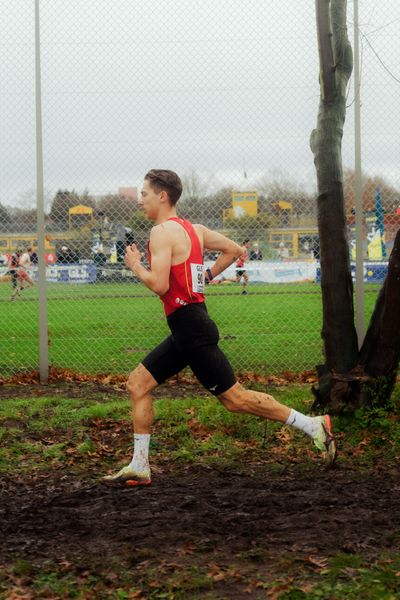 Artur Beimler (LC Cottbus) im Lauf L10 - Männer, U23 Langstrecke bei den Deutschen Meisterschaften im Crosslauf auf dem Sportgelände Bürgerpark Nord am 30.11.2025 in Darmstadt
