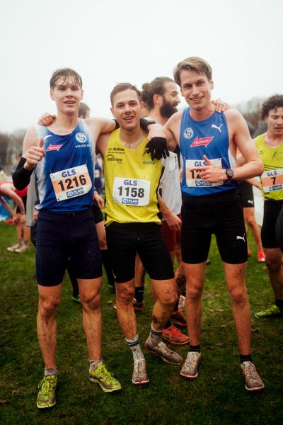 Kurt Lauer (VfL Sindelfingen), Henri Hansert (LG farbtex Nordschwarzwald) Tim Hofmann (VfL Sindelfingen) im Lauf L10 - Männer, U23 Langstrecke bei den Deutschen Meisterschaften im Crosslauf auf dem Sportgelände Bürgerpark Nord am 30.11.2025 in Darmstadt