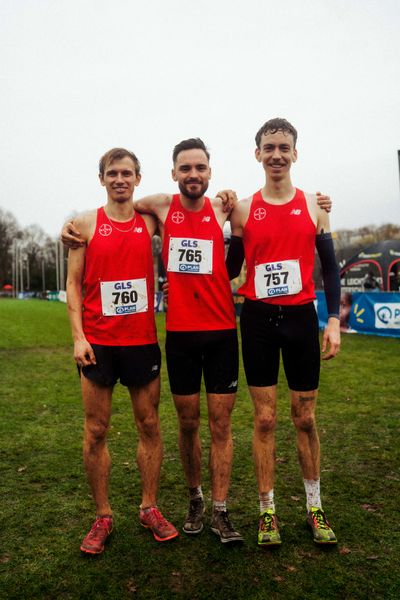 Linus Korsmeier (TSV Bayer 04 Leverkusen), Max Nores (TSV Bayer 04 Leverkusen), Jonas Humke (TSV Bayer 04 Leverkusen) bei den Deutschen Meisterschaften im Crosslauf auf dem Sportgelände Bürgerpark Nord am 30.11.2025 in Darmstadt