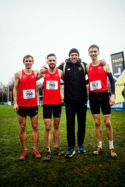 Linus Korsmeier (TSV Bayer 04 Leverkusen), Max Nores (TSV Bayer 04 Leverkusen), Tobias Kofferschläger (TSV Bayer 04 Leverkusen), Jonas Humke (TSV Bayer 04 Leverkusen) bei den Deutschen Meisterschaften im Crosslauf auf dem Sportgelände Bürgerpark Nord am 30.11.2025 in Darmstadt