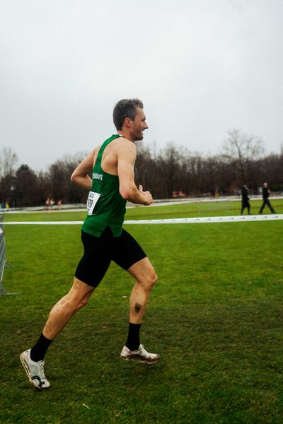 Alexander Krenz (VfL Wolfsburg) im Lauf L12 - M35 - M45 Langstrecke bei den Deutschen Meisterschaften im Crosslauf auf dem Sportgelände Bürgerpark Nord am 30.11.2025 in Darmstadt
