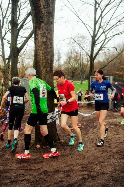 Elke Bussmann (OSC Damme) im Lauf L13 - M65-M90, W50-W90 bei den Deutschen Meisterschaften im Crosslauf auf dem Sportgelände Bürgerpark Nord am 30.11.2025 in Darmstadt