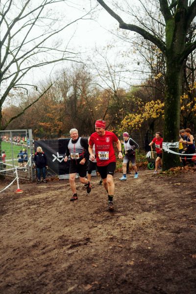 Albert Bartle (LAC Essingen), Peter Bekermann (TuS Bersenbrück) im Lauf L13 - M65-M90, W50-W90 bei den Deutschen Meisterschaften im Crosslauf auf dem Sportgelände Bürgerpark Nord am 30.11.2025 in Darmstadt