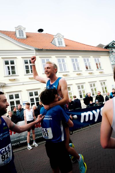Nils Voigt (TV Wattenscheid 01) wird getragen von Tim Assmann (LAV Stadtwerke Tübingen)  am 08.03.2026 bei den Deutschen Meisterschaften 10 km Straße in Uelzen