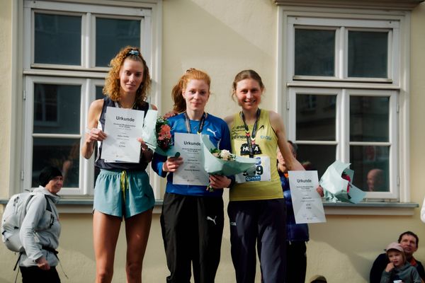 Esther Pfeiffer (Düsseldorf Athletics), Eva Dieterich (LAV Stadtwerke Tübingen), Elena Burkard (LG farbtex Nordschwarzwald) am 08.03.2026 bei den Deutschen Meisterschaften 10 km Straße in Uelzen