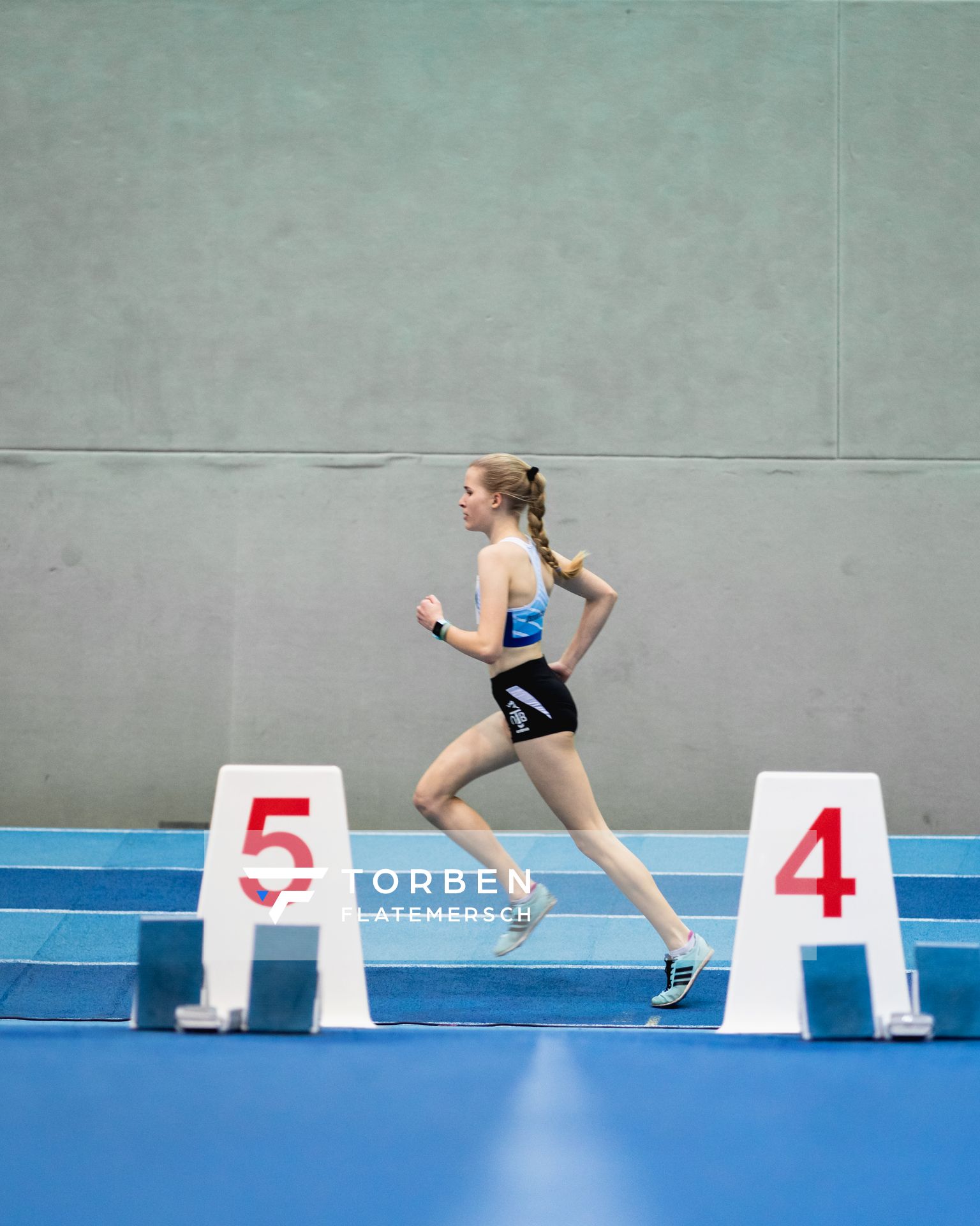 Annika Klezath (OTB Osnabrueck) bei den niedersaechsischen Hallenmeisterschaften am 05.02.2022 in der Leichtathletikhalle im Sportleistungszentrum Hannover
