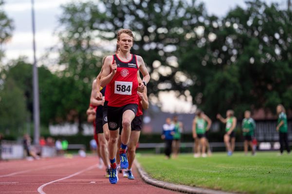 Linus Vennemann (LG Osnabrueck) vorweg ueber 1500m am 22.07.2020 waehrend dem Meller Laeufermeeting