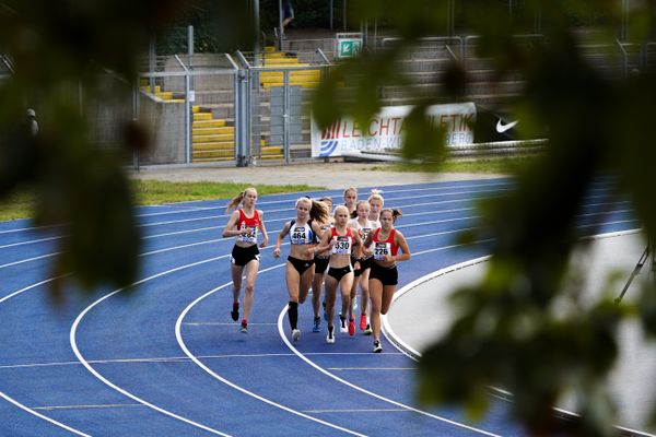 1500m Vorlauf mit Louisa Hassel (LG Olympia Dortmund), Ida Lefering (LG Coesfeld), Lisa Merkel (LG Region Karlsruhe), Jessica Geywitz (TSV Erbach) am 04.09.2020 waehrend den deutschen Leichtathletik-Jugendmeisterschaften im Frankenstadion in Heilbronn (Tag1)