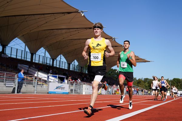 Maik Bruse (LG Goettingen) vor Enes-Maurice Koese (Eintracht Hildesheim) am 20.09.2020 waehrend den niedersaechsischen Leichtathletik-Landesmeisterschaften U18/U20 im Stadion am Marschweg in Oldenburg (Tag 2)