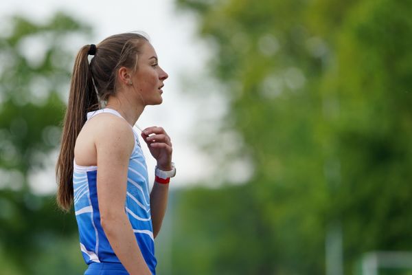 Carolin Bothe (OTB Osnabrueck) kurz vor dem 800m Start am 29.05.2021 waehrend des Frank Ruediger Sportfestes auf dem Carl-Starcke-Platz in Melle