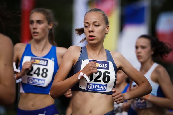 Carolin Hinrichs (VfL Loeningen) im 1500m Finale am 31.07.2021 waehrend den deutschen Leichtathletik-Jugendmeisterschaften 2021 in Rostock (Tag 2)