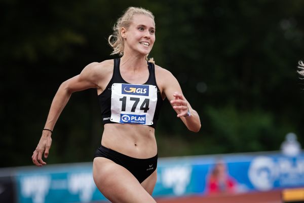 Laura Voss (LAZ Soest) ueber 200m am 21.08.2021 bei den Deutschen Meisterschaften Mehrkampf im Auestadion in Wesel (Tag 2)