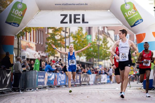 Zieleinlauf von Nils Voigt (TV Wattenscheid 01) am 31.10.2021 waehrend der DM 10km Strasse in Uelzen