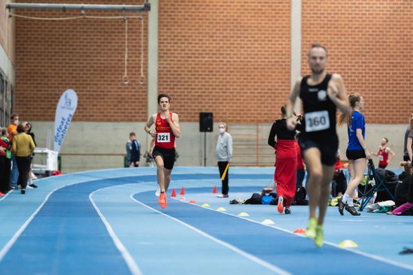 Tim Kalies (Braunschweiger Laufclub) gewinnt die 1500m bei den niedersaechsischen Hallenmeisterschaften am 05.02.2022 in der Leichtathletikhalle im Sportleistungszentrum Hannover