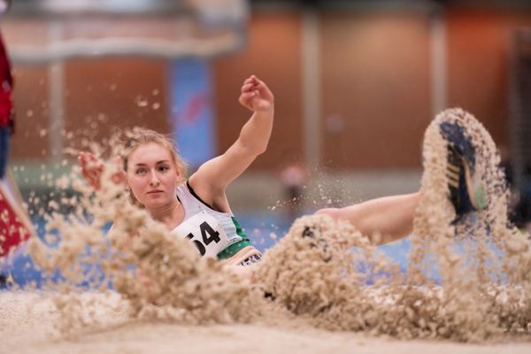 Ann-Kathrin Kuhr (LG Papenburg/Aschendorf) im Weitsprung bei den niedersaechsischen Hallenmeisterschaften am 05.02.2022 in der Leichtathletikhalle im Sportleistungszentrum Hannover