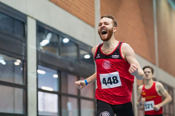 Robin Zernick (LG Osnabrueck) gewinnt die 800m bei den niedersaechsischen Hallenmeisterschaften am 06.02.2022 in der Leichtathletikhalle im Sportleistungszentrum Hannover