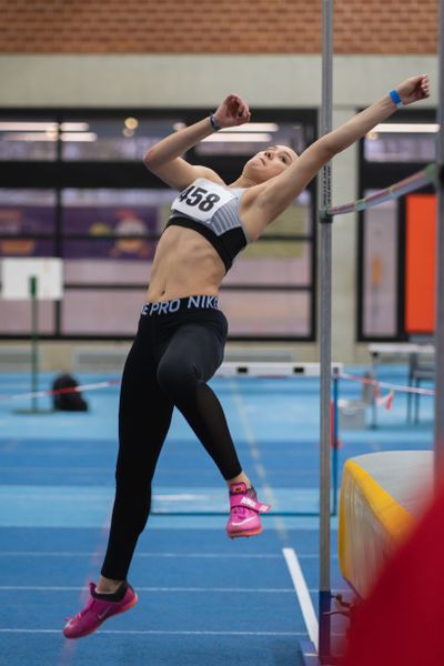 Amira Weber (LG Peiner Land) bei den niedersaechsischen Hallenmeisterschaften am 06.02.2022 in der Leichtathletikhalle im Sportleistungszentrum Hannover