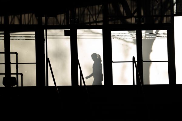Impressionen der Halle: Eine Frau läuft vor dem Milchglas entlang und wirft einen Schatten auf die Scheibe am 19.02.2022 waehrend der Deutsche Jugend-Hallenmeisterschaften U20 im Glaspalast in Sindelfingen