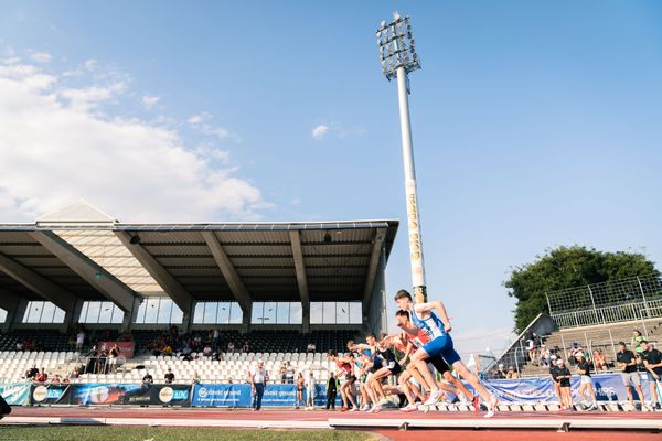 Start 1500m U20 am 15.07.2022 waehrend den deutschen Leichtathletik-Jugendmeisterschaften 2022 in Ulm