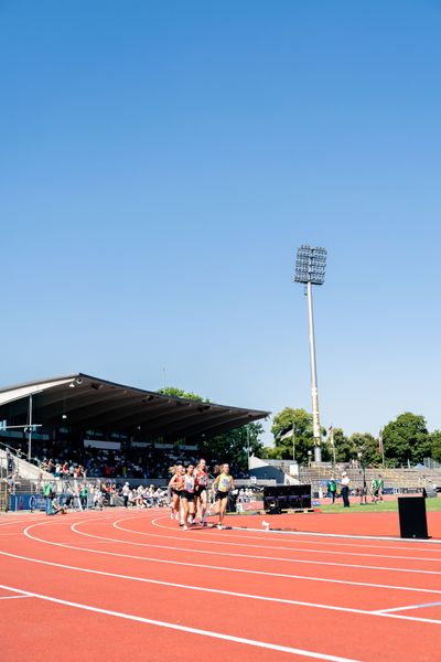 3000m mit Sofia Benfares (LC Rehlingen) Kira Weis (KSG Gerlingen) am 17.07.2022 waehrend den deutschen Leichtathletik-Jugendmeisterschaften 2022 in Ulm