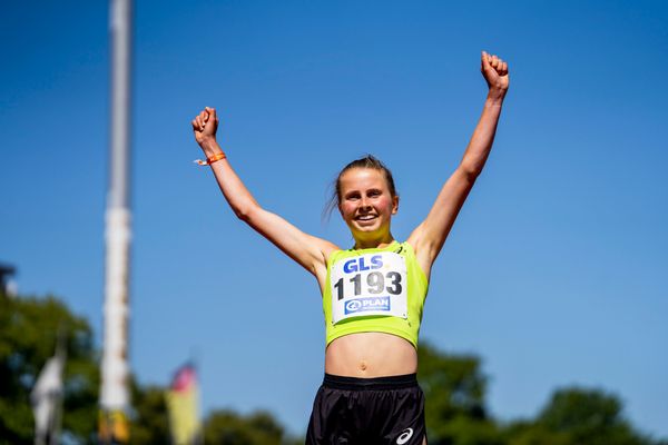 Kira Weis (KSG Gerlingen) gewinnt ueber 3000m am 17.07.2022 waehrend den deutschen Leichtathletik-Jugendmeisterschaften 2022 in Ulm