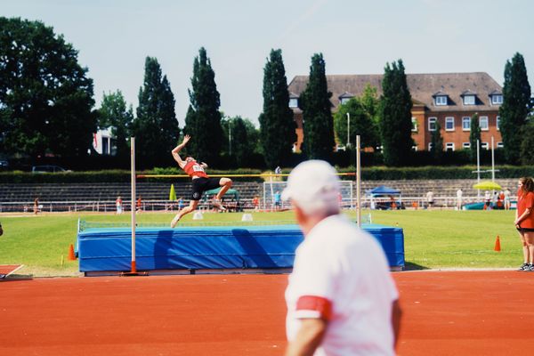 Bela Kluhs (LG Osnabrueck) beim Hochsprung am 11.06.2023 waehrend den NLV + BLV U20/U16 Landesmeisterschaften im Stadion Berliner Ring in Verden